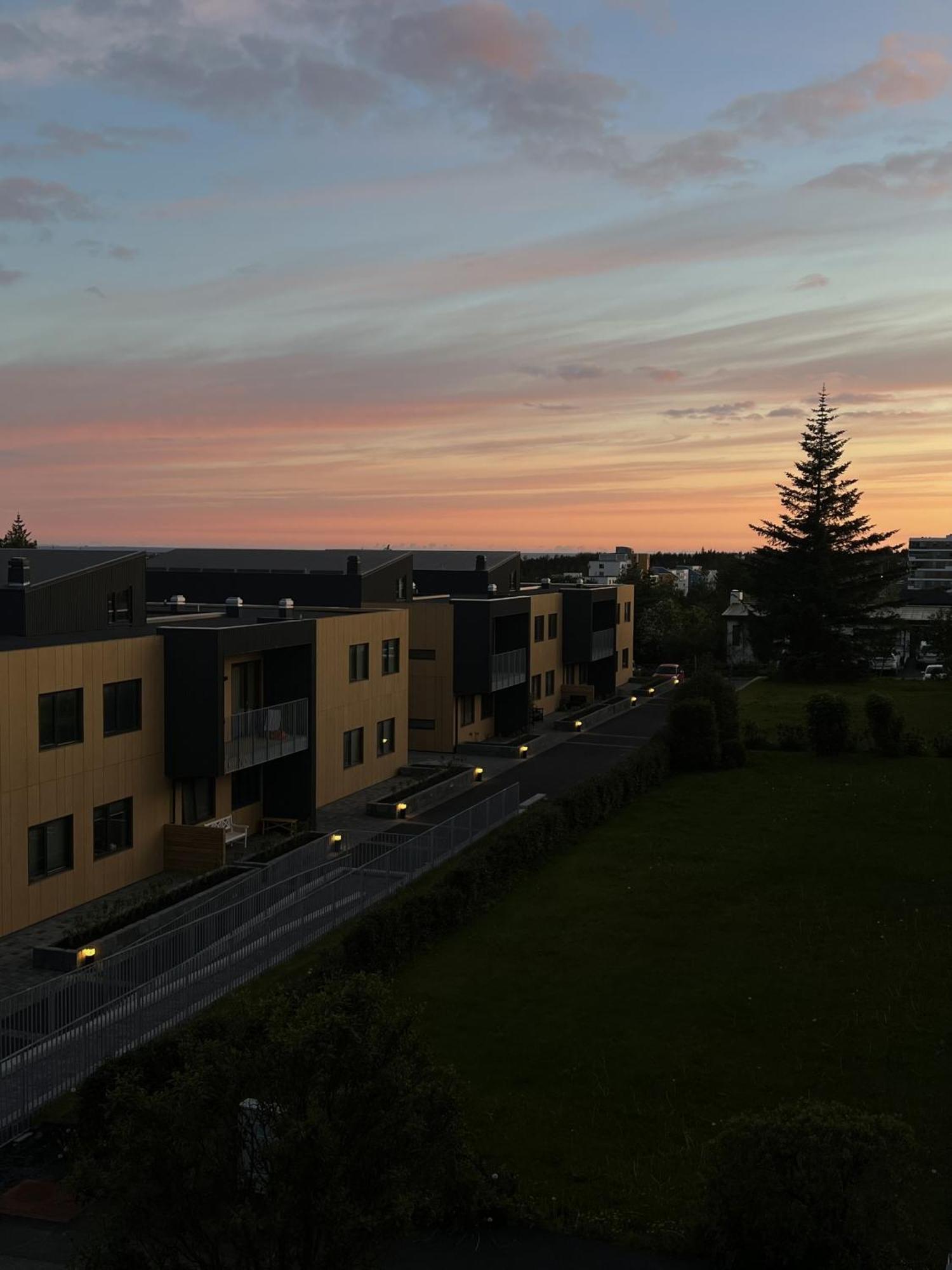 E8 - Cozy 2 Bedroom In Reykjavik, With View